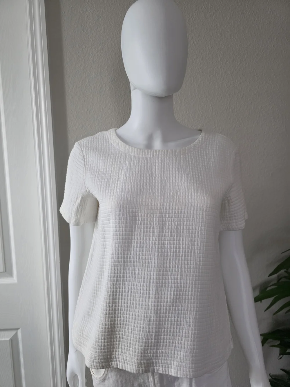 Eileen Fisher Quilted White Short-Sleeve, Straight Hem Top - Size XS